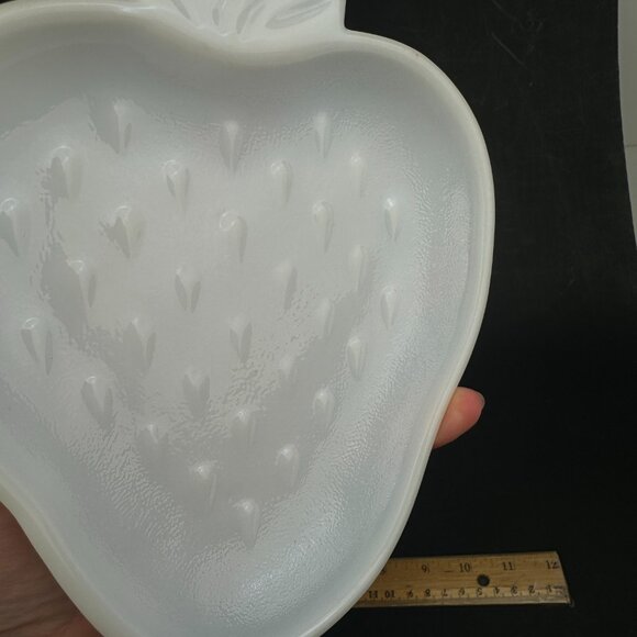 Vintage Strawberry Shaped White Milk Glass‎ Trinket Candy Dish Bowl Hazel Atlas - Picture 5 of 7
